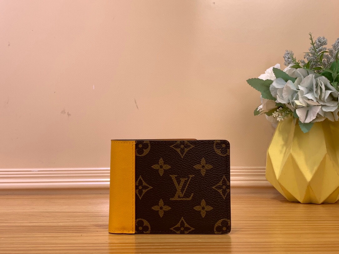 NO:620045,Top Original [Multile Wallet] m12837 Presbyopia/Yellow m12836 Presbyopia/Green m12835 Presbyopia/Dark Blue Colorful Monogram Macassar Ms coated canvas's multi-wallet's classic design gets a stylish update, with colorful cowhide trim on its spine and lining. With eight card slots and a compartment for bills, this compact but functional wallet still fits into most pockets and bags.  Dimensions 11.5 x 9 x 1.5 cm.1612025,,wallets,cowhide19860909顶级原单【Multile Wallet】m12837 老花/黄色 m12836 老花/绿色 m12835 老花/深蓝 七彩 Monogram Macassar Ms涂层帆布的多款钱包的经典设计得到了时尚的更新,其书脊和衬里采用彩色牛皮装饰.这款小巧但功能齐全的钱包有八个卡槽和一个放钞票的隔间,仍然可以放入大多数口袋和包中. 尺寸11.5 x 9 x 1.5厘米.1612025,,wallets,cowhide,Bag