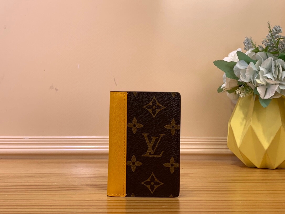 NO:620048,Top original item [Pocket Wallet] m12829 Presbyopia/Green m12828 Presbyopia/Blue m12830 Presbyopia/Red m12831 Presbyopia/Rose m12833 Presbyopia/Dark Blue m12834 Presbyopia/Yellow Colorful Compact socket Organizer Ms is small enough to fit into almost any pocket, made of Monogram Macassar canvas, with colored cowhide along the spine, LV  Part of the Colormania collection. Lined with leather in matching colours, the interior has three card slots and five internal pockets. There is a convenient external pocket at the back. Dimensions 7.5 x 11.1 x 1cm 1612025,,louis vuitton,cowhide19860909顶级原单【口袋钱夹】m12829 老花/绿色 m12828 老花/蓝色 m12830 老花/红色 m12831 老花/玫红 m12833 老花/深蓝色 m12834 老花/黄色 七彩 紧凑的ocket Organizer Ms足够小,几乎可以放入任何口袋,由Monogram Macassar帆布制成,沿书脊采用彩色牛皮,是LV Colormania系列的一部分.内衬有颜色相配的皮革,内部有三个卡槽和五个内袋.背面有一个方便的外袋. 尺寸7.5 x 11.1 x 1厘米 1612025,,louis vuitton,cowhide,Bag