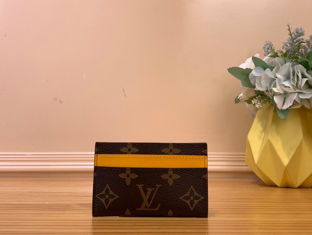 NO:620051,Top original order [card holder] m12839 Presbyopia/green m12838 Presbyopia/blue m12840 Presbyopia/red m12841 Presbyopia/rose red m12843 Presbyopia/dark blue m12844 Presbyopia/yellow colorful This handsome card holder is Monogram Macassar  One of Ms's classic canvases, paired with a hint of color. The colorful cowhide stripe at the top and lining in matching colors bring an unexpected twist. Its four card slots and central pocket can accommodate credit cards, commuter cards and business cards. Dimensions 11 x 7 x 1.5 cm 1512025,,cowhide19860909顶级原单【卡夹】m12839 老花/绿色 m12838 老花/蓝色 m12840 老花/红色 m12841 老花/玫红色 m12843 老花/深蓝色 m12844 老花/黄色 七彩 这款帅气的卡夹是Monogram Macassar Ms的经典画布之一,搭配着一丝色彩.顶部的彩色牛皮条纹和配套颜色的衬里带来了意想不到的转折.它的四个卡槽和中央口袋可以容纳信用卡、通勤卡和名片. 尺寸11 x 7 x 1.5厘米 1512025,,cowhide,Bag