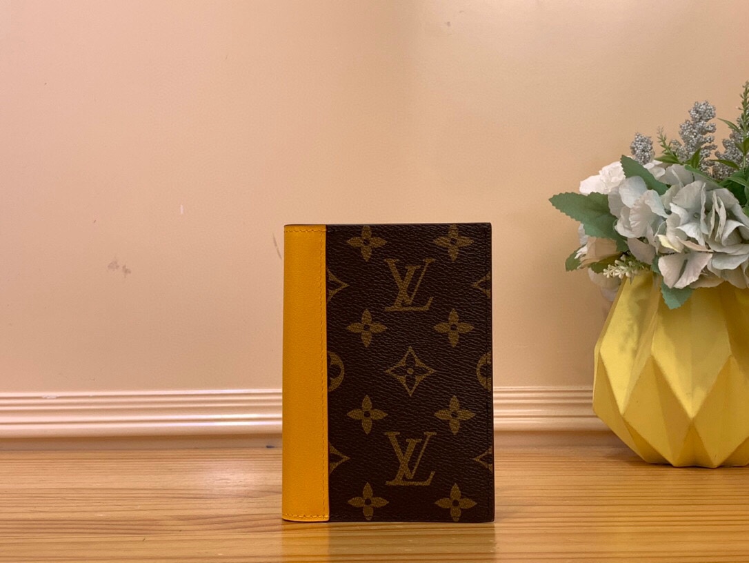 NO:620042,Top original order [Passport Cover] m12827 Presbyopic/Yellow m12826 Presbyopic/Dark Blue m12825 Presbyopic/Rose Red m12824 Presbyopic/Red m12821 Presbyopic/Blue m12823 Presbyopic/Green (Colorful) This passport cover is made of Monogram Macassar Ms coated canvas with bright lining and leather trim, for LV Colormania  A sophisticated addition to the collection. Interior features open passport pocket and patch pocket, card slot for business and credit cards. Dimensions 14 x 2.5 x 10 cm 1612025,, louis vuitton19860909顶级原单【护照套】 m12827 老花/黄色 m12826 老花/深蓝色 m12825 老花/玫红色 m12824 老花/红色 m12821 老花/蓝色 m12823 老花/绿色（七彩） 本款护照套以 Monogram Macassar Ms涂层帆布搭配明丽内衬和皮革饰边,为 LV Colormania 系列增添考究之选.内设开放式护照袋和贴袋,卡片夹层可收纳名片和信用卡. 尺寸14 x 2.5 x 10 厘米 1612025,,louis vuitton,Bag