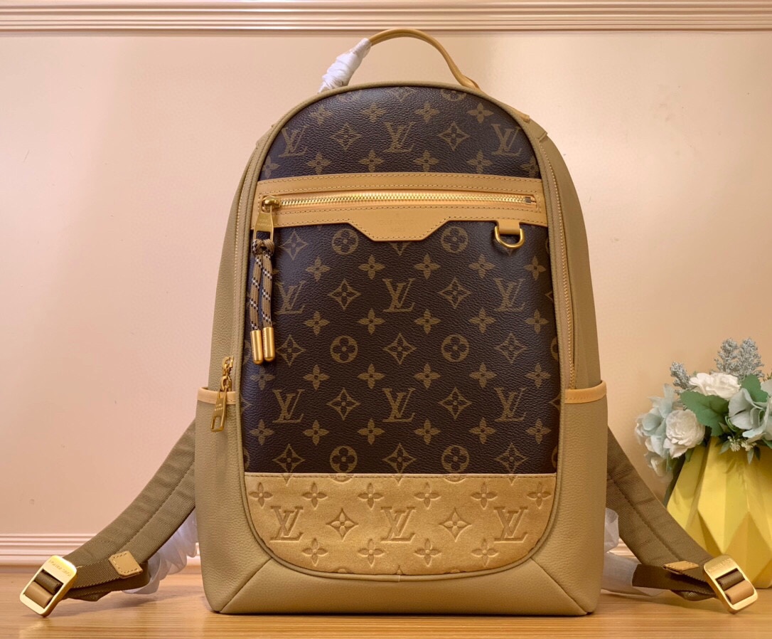 NO:619832,The top original item [Outdoor Backpack] M12624 Presbyopia/Brown (Color Blocking) is made of suede embossed grain leather and Monogram HxJh canvas, which demonstrates an eclectic mix of elegance and sporty style. The rounded zipper opens the spacious main compartment, the zippered front pocket and side pockets highlight functional considerations, and the corded zipper puller adds a modern touch. Dimensions 44 x 19 x 31  cm98199085.,19860909顶级原单【Outdoor 双肩包】M12624 老花/棕色（拼色） 选用绒面压纹粒面皮革和 Monogram HxJh帆布,演绎优雅格调与运动风尚的兼收并蓄.圆润拉链开启宽敞主隔层,拉链前袋和侧袋彰显功能考量,线绳拉链头再添摩登气息. 尺寸 44 x 19 x 31 厘米98199085.,,Bag