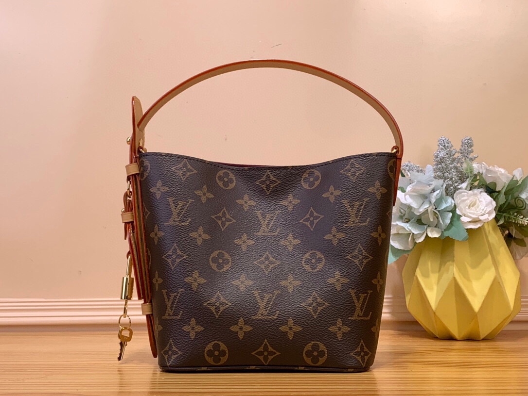 NO:619828,Top original item [ALL IN BB Bucket Bag] M12925 Presbyopia This All InBB Xh handbag is made of Monogram canvas with glossy metal parts, and the iconic padlock and nameplate highlight the classic style. The adjustable shoulder strap continues the brand's trunk-making heritage, and the leather shoulder strap adds crossbody and shoulder carry options. The foldable design allows the silhouette to be freely retracted and retracted, with ample space for daily use. Size 16x18x12 cm  4715055,19860909顶级原单【ALL IN BB 水桶手袋】M12925 老花 本款 All InBB Xh手袋为Monogram帆布搭配亮泽金属件,以标志性挂锁和名牌彰显经典格调.可调节肩带延续品牌制箱传承,皮革肩带增添斜挎和肩背选择.可折叠设计实现廓形的自如收放,充裕空间成就日常佳选 尺寸16x18x12厘米 4715055,,Bag