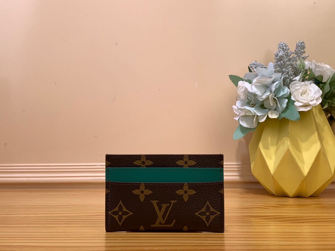 NO:620038,Top original order [card holder] m12839 Presbyopia/green m12838 Presbyopia/blue m12840 Presbyopia/red m12841 Presbyopia/rose red m12843 Presbyopia/dark blue m12844 Presbyopia/yellow colorful This handsome card holder is Monogram Macassar  One of Ms's classic canvases, paired with a hint of color. The colorful cowhide stripe at the top and lining in matching colors bring an unexpected twist. Its four card slots and central pocket can accommodate credit cards, commuter cards and business cards. Dimensions 11 x 7 x 1.5 cm 1512025,,cowhide19860909顶级原单【卡夹】m12839 老花/绿色 m12838 老花/蓝色 m12840 老花/红色 m12841 老花/玫红色 m12843 老花/深蓝色 m12844 老花/黄色 七彩 这款帅气的卡夹是Monogram Macassar Ms的经典画布之一,搭配着一丝色彩.顶部的彩色牛皮条纹和配套颜色的衬里带来了意想不到的转折.它的四个卡槽和中央口袋可以容纳信用卡、通勤卡和名片. 尺寸11 x 7 x 1.5厘米 1512025,,cowhide,Bag