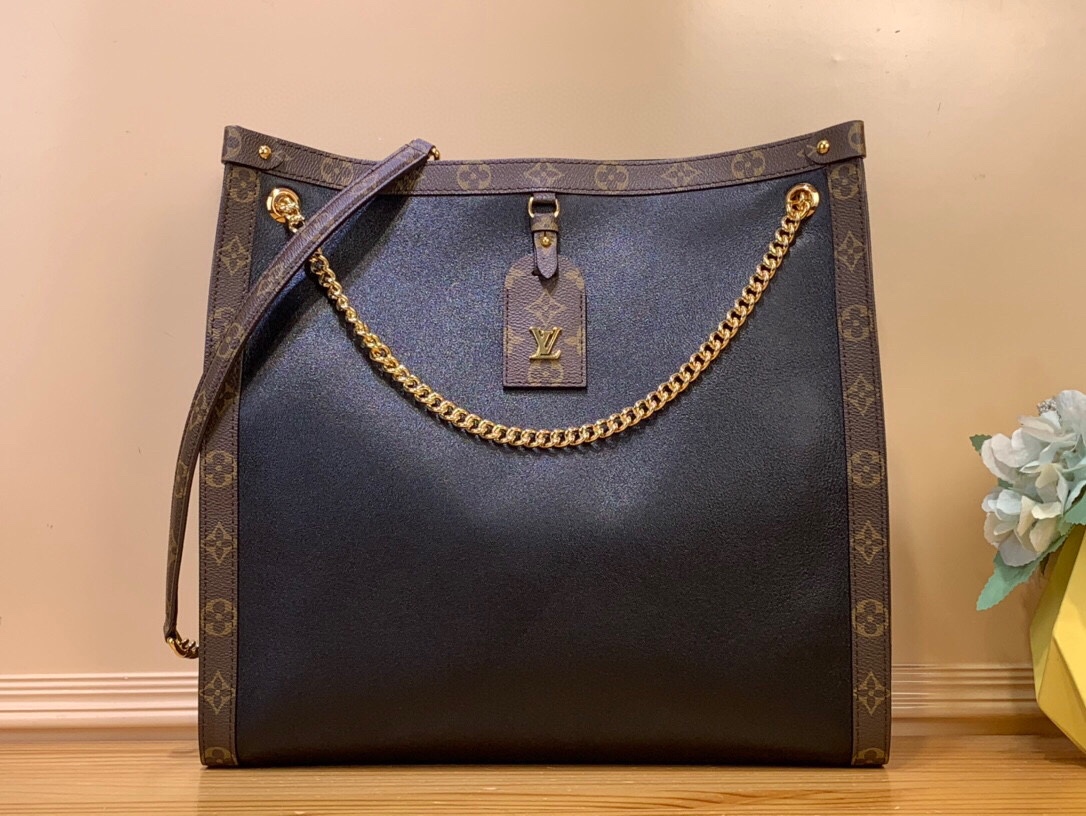 NO:620214,Top Original [Nova MM] m13137 Presbyopia/Black Leather Introducing the new Nova MM Ys, a stylish and sophisticated tote that debuted on the Cruise runway. The Nova is made from noble calfskin with a subtle glazed finish that conveys a bold yet effortless elegance. Rich accents with signature details, including the LV nameplate and Monogram canvas accents. Use the sliding gold chain to find the perfect drop when styling. Size 37 x  36 x 10 cm 7518085,,louis vuitton,cowhide19860909顶级原单【Nova MM】 m13137 老花/黑皮 介绍新的Nova MM Ys,这是一个时尚而精致的手提包,在Cruise 跑道上首次亮相.Nova由高贵的小牛皮制成,带有微妙的釉面饰面,传达出大胆而轻松的优雅.带有签名细节的丰富口音,包括LV名牌和Monogram帆布装饰.使用滑动的金色链条在造型时找到完美的下降. 尺寸37 x 36 x 10厘米 7518085,,louis vuitton,cowhide,Bag