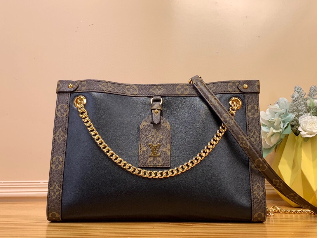 NO:620220,Top original order [NOVA small handbag] m13140 black leather Cruise Ys early spring show launched the Nova small handbag, which gives the graceful cow leather a subtle mirror effect, combining a casual style with a casual and elegant style. The LV nameplate and Monogram canvas trim highlight the classic elements, and the dazzling slide chain makes it easy to create a refined look. Size 20 x 9 x 31 cm 7318078,, louis  vuitton,cowhide19860909顶级原单【NOVA 小号手袋】 m13140 黑皮 Cruise Ys早春秀场推出 Nova 小号手袋,令雍容牛皮革呈现微妙镜面效果,兼具率性风范和闲雅格调.LV 名牌和 Monogram 帆布饰边彰显经典元素,耀目滑链便于打造精致造型. 尺寸20 x 9 x 31 厘米 7318078,,louis vuitton,cowhide,Bag