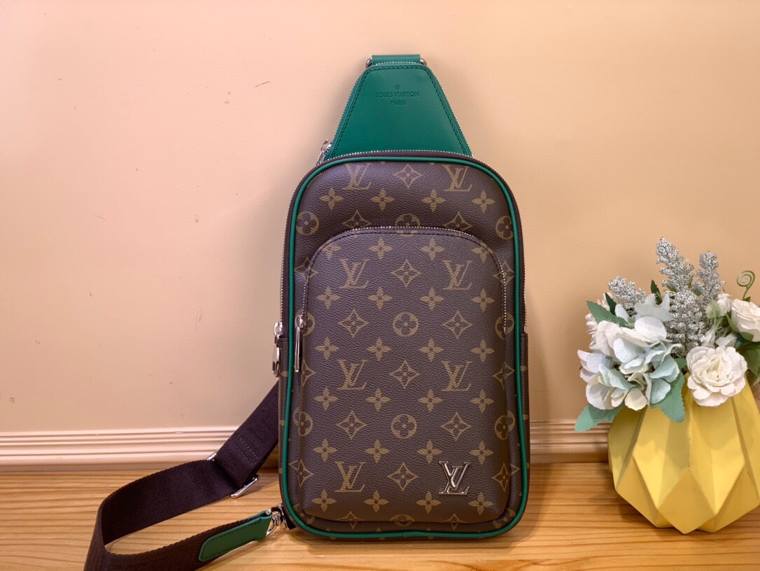 NO:620007,Top original item [AVENUE Shoulder Bag] M12734 Presbyopia/Green (Colorful) This Avenue Jm shoulder bag is from the LV Colormania series. It cleverly combines the Monogram Macassar coated canvas bag body with the cow leather top to create a modern alternative to the traditional backpack. The fabric lining is lined with stripes, echoing the interior elements of the brand's classic hard box. Dimensions 31 x 7 x 20  cm 4815055,,louis vuitton,shoulder bags,cowhide19860909顶级原单【AVENUE 单肩包】M12734 老花/绿色 (七彩） 本款 Avenue Jm单肩包出自 LV Colormania 系列,将 Monogram Macassar 涂层帆布包身与顶部牛皮革巧妙拼合,成就传统双肩包之外的摩登之选.织物内衬铺陈条纹,与品牌经典硬箱的内饰元素遥相呼应. 尺寸31 x 7 x 20 厘米4815055,,louis vuitton,shoulder bags,cowhide,Bag