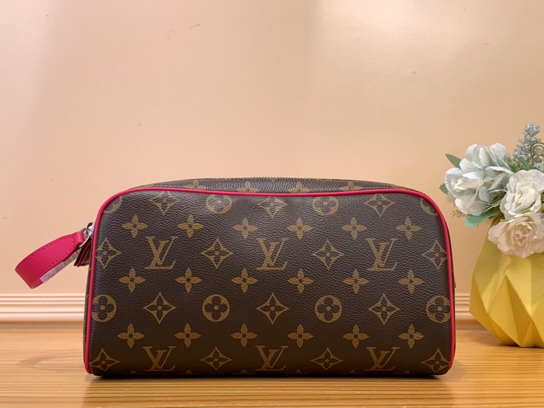 NO:619951,Top original order [DO KIT toilet bag] m12639 Presbyopic/green m12640 Presbyopic/red m12638 Presbyopic/blue m12641 Presbyopic/rose red m12642 Presbyopic/purple m12643 Presbyopic/yellow (colorful) This Do Kit Ms toilet bag is made of Monogram Macassar  Coated canvas brings a vibrant color to the trim and leather handles fastened to a double zip. A washable lining complements the exterior details and easily holds toiletries and essentials on the go. Dimensions 15 x 16.5 x 28 cm 3314045,19860909顶级原单【DO KIT 盥洗袋】 m12639 老花/绿色 m12640 老花/红色 m12638老花/蓝色 m12641老花/玫红色 m12642 老花/紫色 m12643 老花/黄色（七彩） 本款 Do Kit Ms盥洗袋取材 Monogram Macassar 涂层帆布,为镶边和固定于双拉链的皮革手柄渲染明丽色调.可水洗内衬与外部细节相互映衬,可轻松容纳洗漱用品和随行所需. 尺寸15 x 16.5 x 28 厘米 3314045,,Bag