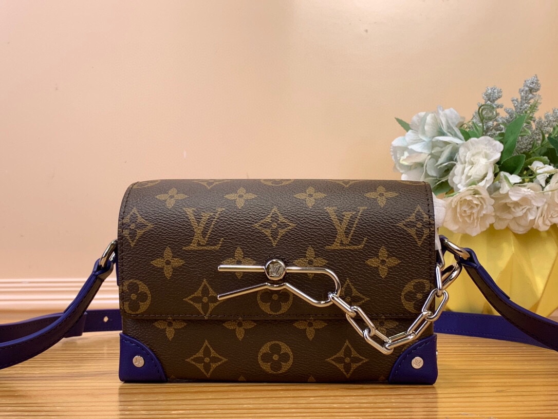 NO:619968,Top original order [STEAMER mini handbag] m12811 Presbyopic/yellow m12808 Presbyopic/green m12810 Presbyopic/blue (colorful) This Steamer He mini handbag is made of Monogram Macassar coated canvas, which renders bright colors for the reinforced corners, adjustable shoulder straps and striped fabric lining. The pin and chain closure continue the elements of the Steamer handbag. Size 11 x 6.5 x 18  cm.4315055,19860909顶级原单【STEAMER 迷你手袋】 m12811 老花/黄色 m12808 老花/绿色 m12810 老花/蓝色（七彩） 本款 Steamer He迷你手袋取材 Monogram Macassar 涂层帆布,为加固包角、可调节肩带和条纹织物内衬渲染鲜亮色彩.饰针和链条开合延续 Steamer 手袋元素. 尺寸11 x 6.5 x 18 厘米.4315055,,Bag