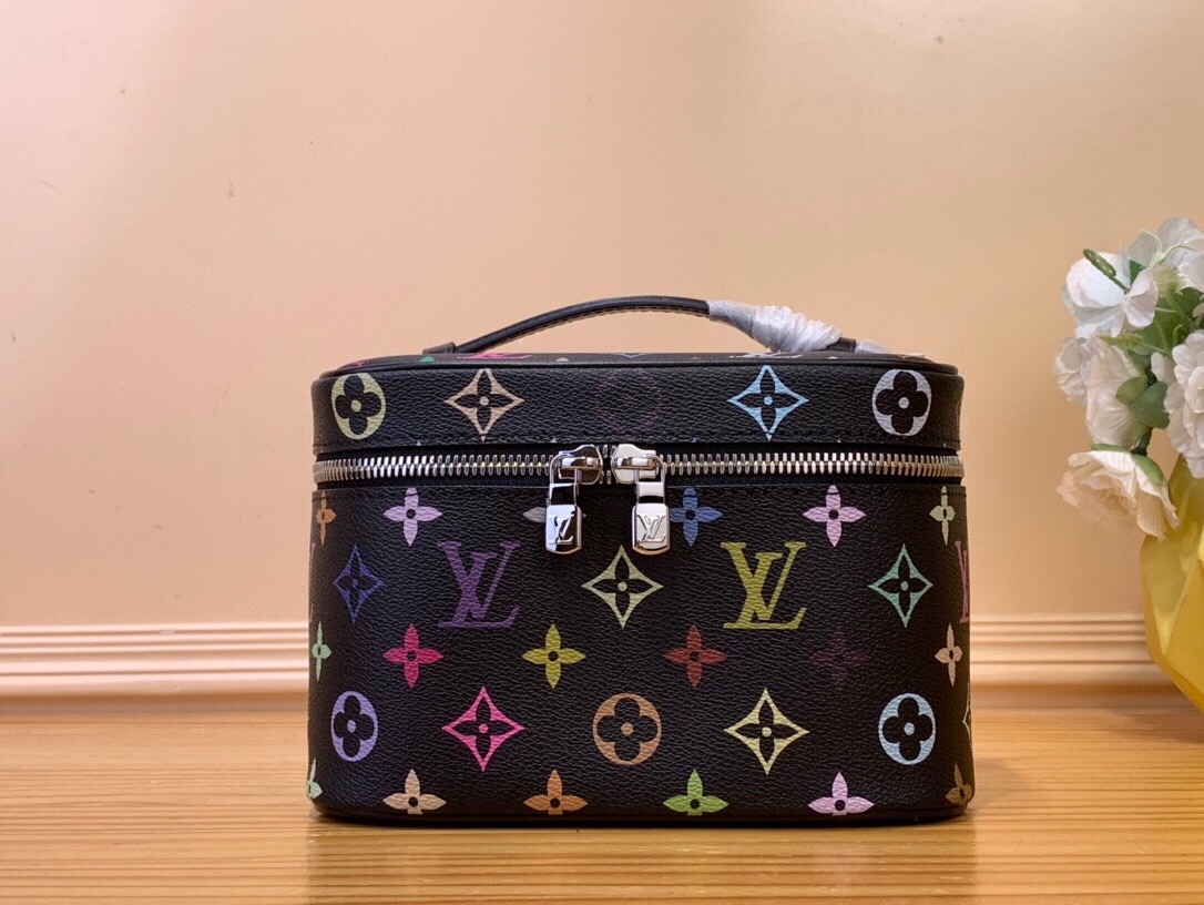 NO:551342,Top original order [Nine BB cosmetic bag] m13747 black color (three colors-Takashi Murakami) This model is inspired by the iconic Nice LT cosmetic bag. This elegant toilet bag is a personalized choice for carrying basic beauty supplies. Size 20x14x13.4115055,, cosmetic bags & cases19860909顶级原单【Nine BB 化妆包】m13747 黑彩（三彩-村上隆） 此款以标志性的Nice LT化妆包为设计灵感来源,此款优雅的盥洗包是携带基本美容用品的个性之选. 尺寸20x14x13.4115055,,cosmetic bags & cases,Bag