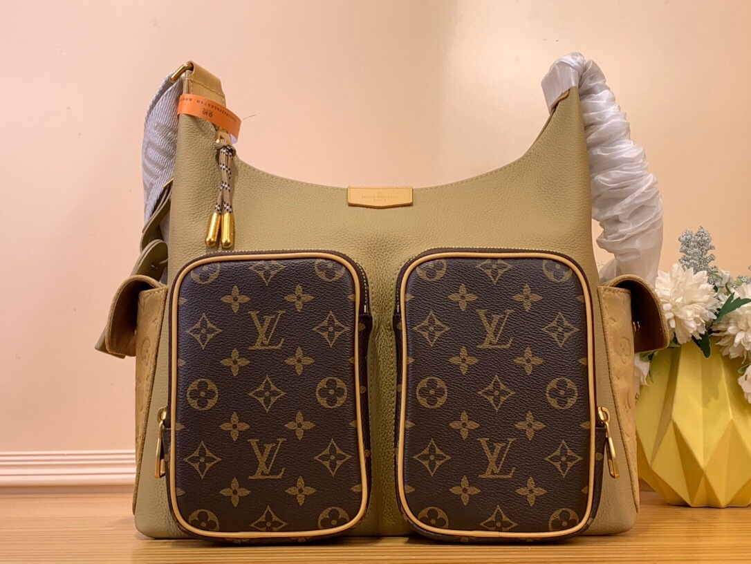 NO:619835,Top original item [HOBO CARGO handbag] m12697 Hobo Cargo Hx handbag is made of grained cow leather and Monogram coated canvas. The neat design incorporates a generous main compartment, a front zipper pocket and an open side pocket. The adjustable fabric shoulder strap upgrades the comfortable carrying experience. Dimensions 27 x 19.7 x 34.5 cm. 901991000,,cowhide19860909顶级原单【HOBO CARGO 手袋】m12697 Hobo Cargo Hx手袋取材粒面牛皮革和 Monogram 涂层帆布,为利落设计融入充裕主隔层、正面拉链口袋和开放式侧袋.可调节织物肩带升级舒适背携体验. 尺寸27 x 19.7 x 34.5 厘米.901991000,,cowhide,Bag