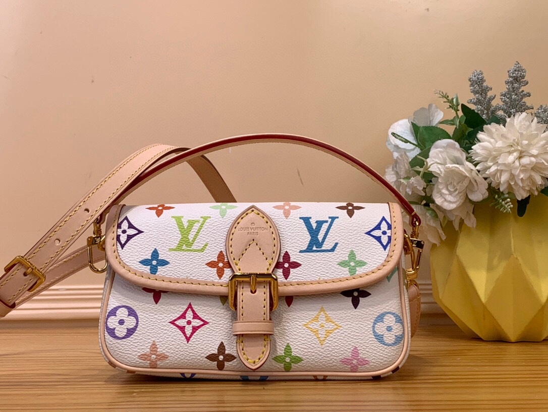 NO:619865,Top Original [Nano Diane Baguette Handbag] M14194 White Color (Three Colors - Takashi Murakami) The Nano Diane in two-tone Monogram Emreinte LTHL leather is a miniaturized version of the iconic Diane bag. This carefully crafted piece features all the key details of the original design, including the rounded flap, piping edges and strap-style magnetic closure. Its removable handle and removable adjustable shoulder strap offer different carrying options. Size 19 x  10.5 x 6 cm 4815055,19860909顶级原单【Nano Diane 法棍手袋】M14194 白彩（三彩-村上隆） 双色Monogram Emreinte LTHL皮革的Nano Diane是标志性Diane包的小型化版本.这件精心制作的作品具有原始设计的所有关键细节,包括圆形翻盖、管道边缘和皮带式磁性闭合.其可拆卸的手柄和可拆卸的可调节肩带提供了不同的携带选择. 尺寸 19 x 10.5 x 6厘米 4815055,,Bag
