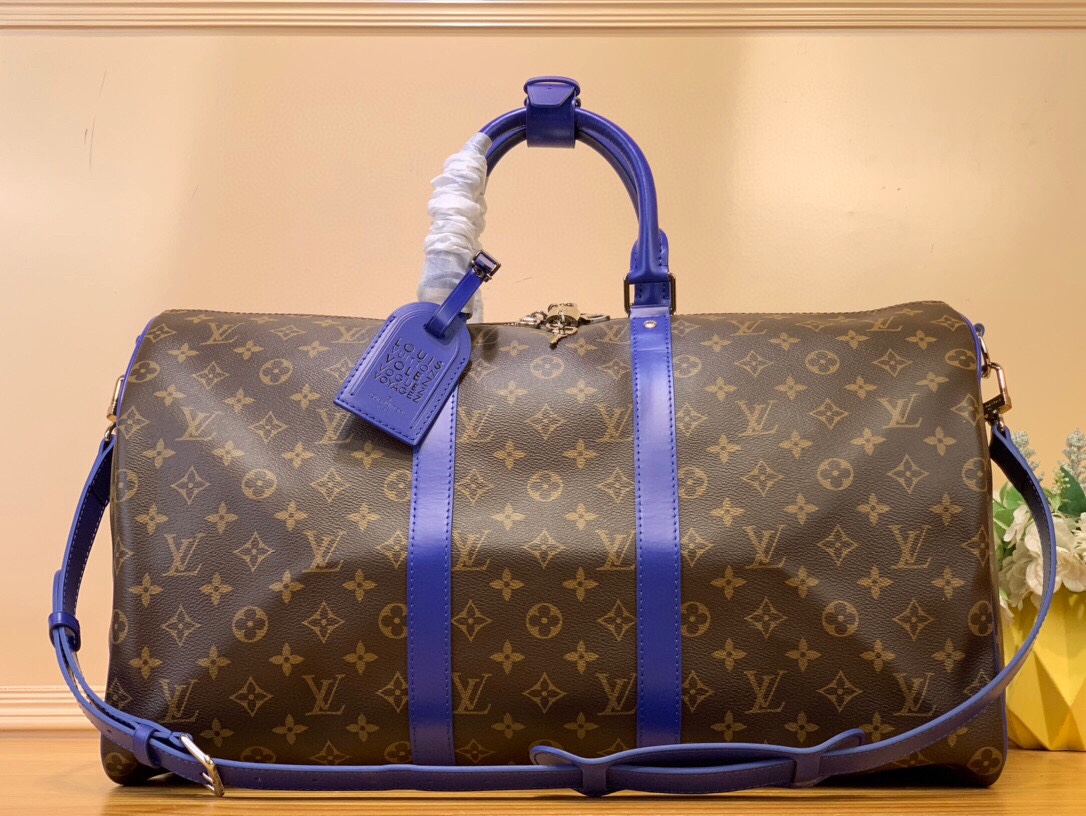 NO:619991,Top original order [Keeall Bandoulière 50] m12630 Presbyopia/Green m12629 Presbyopia/Blue m12633 Presbyopia/Dark Blue m12634 Presbyopia/Yellow (Colorful) Brightly colored leather details are this Keeall Bandoulière in Monogram Macassar Hr canvas  The 50 travel bag brings a fresh feel. The top handle, removable shoulder strap, and even the leather name tag, are all in the same bright color. The lining of this bag is a striped textile inspired by the lining of the original luggage of the House. Dimensions 50 x 29 x 23 cm. 6018065,, travel bag19860909顶级原单【Keeall Bandoulière 50】 m12630老花/绿色 m12629 老花/蓝色 m12633 老花/深蓝色 m12634 老花/黄色（七彩） 色彩鲜艳的皮革细节为这款Monogram Macassar Hr帆布的Keeall Bandoulière 50旅行包带来了清新的感觉.顶部手柄、可拆卸的肩带,甚至皮革名牌,都是相同的明亮颜色.这个包的衬里是条纹纺织品,灵感来自众议院原始行李箱的衬里. 尺寸50 x 29 x 23厘米.6018065,,travel bags,Bag