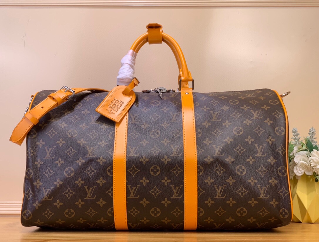 NO:619902,Top original order [Keeall Bandoulière 50] m12630 Presbyopia/Green m12629 Presbyopia/Blue m12633 Presbyopia/Dark Blue m12634 Presbyopia/Yellow (Colorful) Brightly colored leather details are this Keeall Bandoulière in Monogram Macassar Hr canvas  The 50 travel bag brings a fresh feel. The top handle, the removable shoulder strap, and even the leather name tag, are all in the same bright color. The lining of this bag is a striped textile inspired by the lining of the House's original luggage. Dimensions 50 x 29 x 23 cm. 6018065,, travel bags19860909顶级原单【Keeall Bandoulière 50】 m12630老花/绿色 m12629 老花/蓝色 m12633 老花/深蓝色 m12634 老花/黄色（七彩） 色彩鲜艳的皮革细节为这款Monogram Macassar Hr帆布的Keeall Bandoulière 50旅行包带来了清新的感觉.顶部手柄、可拆卸的肩带,甚至皮革名牌,都是相同的明亮颜色.这个包的衬里是条纹纺织品,灵感来自众议院原始行李箱的衬里. 尺寸50 x 29 x 23厘米. 6018065,,travel bags,Bag