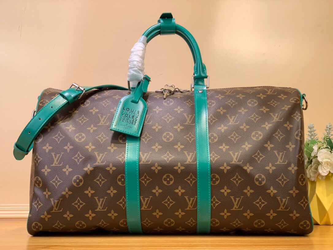 NO:619933,Top original order [Keeall Bandoulière 50] m12630 Presbyopia/Green m12629 Presbyopia/Blue m12633 Presbyopia/Dark Blue m12634 Presbyopia/Yellow (Colorful) Brightly colored leather details are this Keeall Bandoulière in Monogram Macassar Hr canvas  The 50 travel bag brings a fresh feel. The top handle, removable shoulder strap, and even the leather name tag, are all in the same bright color. The lining of this bag is a striped textile inspired by the lining of the original luggage of the House. Dimensions 50 x 29 x 23 cm. 6018065,, travel bag19860909顶级原单【Keeall Bandoulière 50】 m12630老花/绿色 m12629 老花/蓝色 m12633 老花/深蓝色 m12634 老花/黄色（七彩） 色彩鲜艳的皮革细节为这款Monogram Macassar Hr帆布的Keeall Bandoulière 50旅行包带来了清新的感觉.顶部手柄、可拆卸的肩带,甚至皮革名牌,都是相同的明亮颜色.这个包的衬里是条纹纺织品,灵感来自众议院原始行李箱的衬里. 尺寸50 x 29 x 23厘米.6018065,,travel bags,Bag