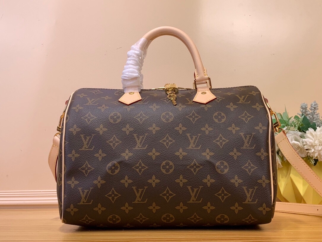 NO:620107,Top original order [SPEEDY BANDOULIRE 30] M41112 46980 Presbyopic Speedy LT series handbags were originally designed for travelers of the era, paying tribute to that era of rapid change. The original Speedy Bandouliere 30 handbag uses Monogram canvas to reproduce the iconic configuration, and continues the classic details with rolled leather handles, engraved padlocks and detachable shoulder straps, making it a good choice for urban life.  Dimensions 30x21x17 cm.5216065,19860909顶级原单【SPEEDY BANDOULIRE 30】M41112 46980 老花 Speedy LT系列手袋原为年代的旅行者而设计,以此之名致敬那个急剧变革的年代.本亲Speedy Bandouliere 30手袋采用Monogram帆布再现标志性构型,以辊压皮革手柄、铭纹挂锁和可拆卸肩带延续经典细节,成就都市生活佳选. 尺寸30x21x17厘米.5216065,,Bag