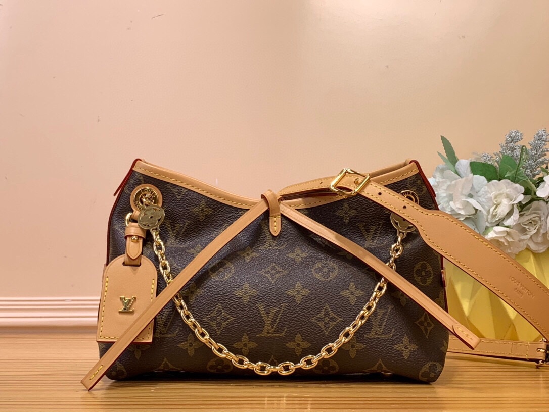 NO:619815,Top original order [CARRYALL BB Handbag] M13014 Presbyopia This CarryAlBB Hl handbag is made of Monogram canvas, and the dazzling chain is embellished with Monogram flowers, lighting up day and night occasions with a trendy look. The leather name tag and lace closure complement each other, and the zippered inner pocket is convenient for daily access to credit cards. Size 26×17x10 cm 5516065,19860909顶级原单【CARRYALL BB 手袋】M13014 老花 本款CarryAlBB Hl手袋取材Monogram帆布,为耀目链条点缀Monogram花卉,以潮流之姿点亮昼夜场合.皮革名牌与系带开合相得益彰,拉链内袋方便日常取用信用卡. 尺寸26×17x10厘米 5516065,,Bag