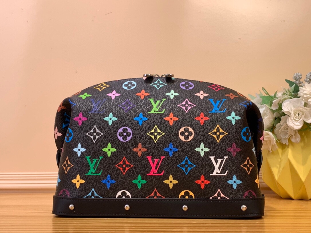 NO:551348,Top original order [ochette Cosmétique cosmetic bag] M13743 black color (tricolor - Takashi Murakami) cosmetic bag is cut from Monogram Denim Ms fabric in a trendy and casual configuration. Fashionable faded denim tones dip-dyed certified cotton canvas, with cow leather trim and dazzling rivets. Plenty of space to accommodate cosmetics and small personal items, making it a good travel companion. Size 27 x 18 x 9 cm 4015055,,cosmetic  bags & cases,cowhide19860909顶级原单【ochette Cosmétique 化妆包】M13743黑彩（三彩-村上隆） 化妆包以Monogram Denim Ms面料裁出新潮闲适构型.时髦褪色牛仔色调浸染认证棉帆布,搭配牛皮革饰边与耀目铆钉.充裕空间可容纳化妆品及个人小巧物品,成就旅行良伴. 尺寸27 x 18 x9厘米 4015055,,cosmetic bags & cases,cowhide,Bag