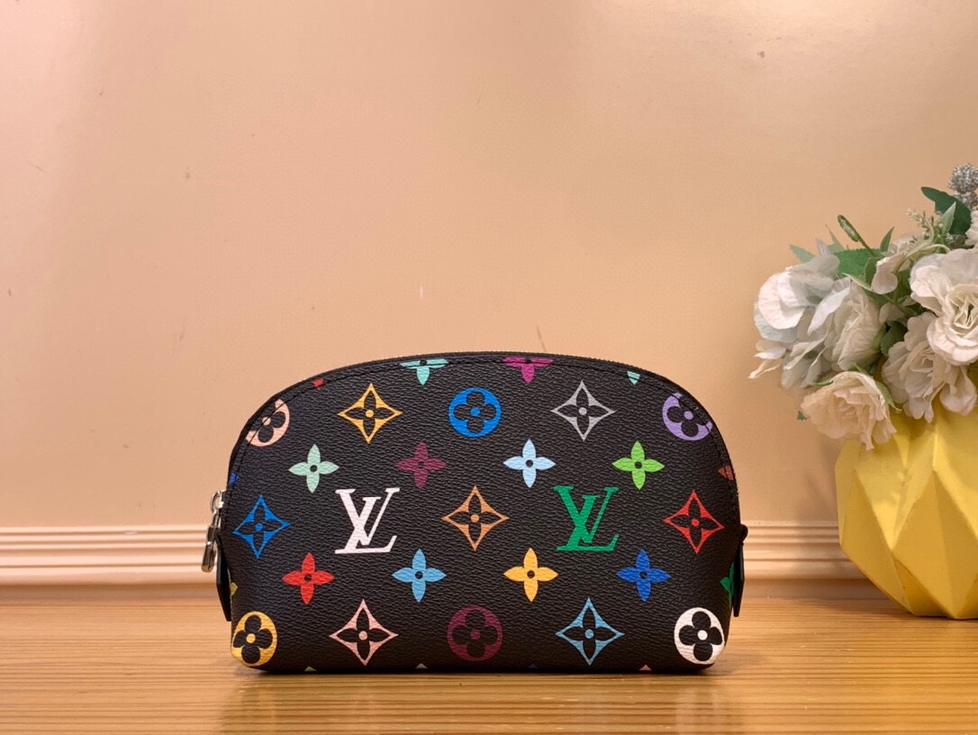 NO:551354,Top original order [ochette Cosmétique cosmetic bag] M13743 black color (tricolor - Takashi Murakami) Cosmetic bag is cut from Monogram Denim Ms fabric in a trendy and casual configuration. Fashionable faded denim tones dip-dyed certified cotton canvas, with cow leather trim and dazzling rivets. Plenty of space to accommodate cosmetics and small personal items, making it a good travel companion. Size 27 x 18 x 9 cm 2413035,,cosmetic  bags & cases,cowhide19860909顶级原单【ochette Cosmétique 化妆包】M13743黑彩（三彩-村上隆） 化妆包以Monogram Denim Ms面料裁出新潮闲适构型.时髦褪色牛仔色调浸染认证棉帆布,搭配牛皮革饰边与耀目铆钉.充裕空间可容纳化妆品及个人小巧物品,成就旅行良伴. 尺寸27 x 18 x9厘米 2413035,,cosmetic bags & cases,cowhide,Bag