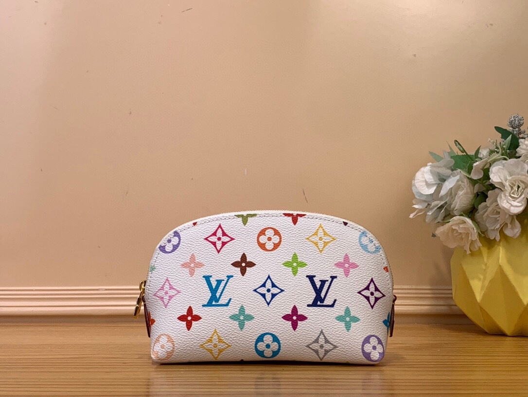 NO:551351,Top original order [small size cosmetic bag] M13744 white color (three colors-Takashi Murakami) pure copper hardware!  Original quality, ready stock. This compact cosmetic bag is made of Monogram Ms canvas and can be easily put into a handbag. The round bag body and flat bottom are designed for easy access to cosmetics. Size 19x12×6cm 2413035,,cosmetic bags & cases19860909顶级原单【化妆包小号】M13744 白彩（三彩-村上隆） 纯铜五金！原单品质 现货,这款小巧的化妆包以Monogram Ms帆布制造,可轻易放入手袋内.圆形袋身配平面袋底的设计,方便取放化妆用品. 尺寸19x12×6cm 2413035,,cosmetic bags & cases,Bag