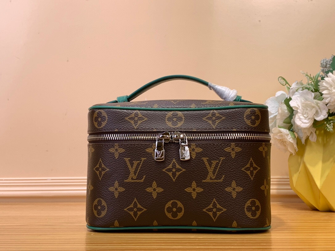 NO:620019,Top original order [NICE Mini Cosmetic Bag] m12650 Presbyopic/Rose m12647 Presbyopic/Blue m12654 Presbyopic/Yellow (Colorful) This Nice Ms mini cosmetic bag is made of Monogram Macassar coated canvas to create a compact structure that can be easily placed in a travel bag. The top trim, leather handle and washable lining render bright tones, and the inner stripe pattern cleverly recalls the classic design of the brand archives. Size 13.5 x  12 x 20 cm.3415055,,cosmetic bags & cases19860909顶级原单【NICE 迷你化妆包】 m12650 老花/玫红色 m12647 老花/蓝色 m12654 老花/黄色（七彩） 本款 Nice Ms迷你化妆包选用 Monogram Macassar 涂层帆布塑造精巧构型,可轻松置于旅行袋.顶部镶边、皮革手柄和可水洗内衬渲染明丽色调,内里条纹图案巧妙回溯品牌档案的经典设计. 尺寸13.5 x 12 x 20 厘米.3415055,,cosmetic bags & cases,Bag