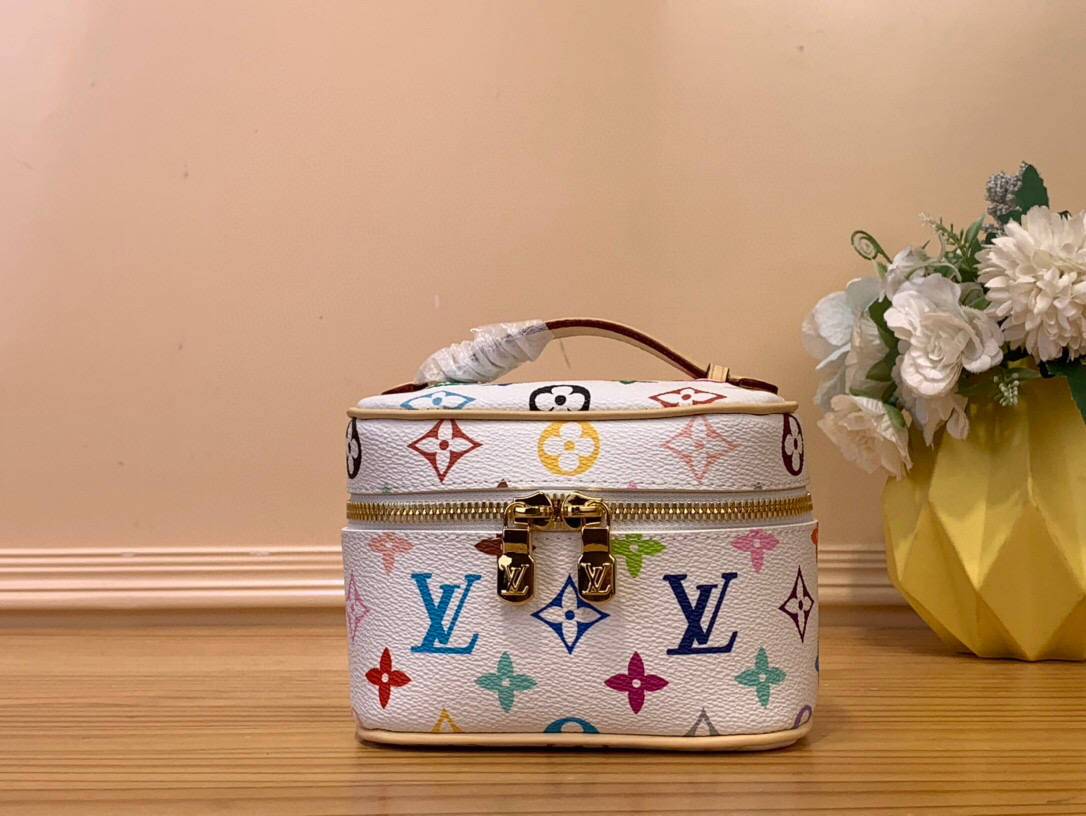 NO:551345,Top original order [nice nano handbag] M14033 black color (three colors - Takashi Murakami) Nice Nano Ms cosmetic bag is exquisitely shaped with Monogram canvas. It can be placed in the bathroom to store beauty supplies such as nail polish or lipstick, or placed in a handbag to collect small items. The handle can be folded flat to be stored in a small space. Size 14 x 10.2 x 8.5 cm 3214045,, cosmetic bags & cases19860909顶级原单【nice nano 手袋】M14033 黑彩（三彩-村上隆） Nice Nano Ms化妆包以 Monogram 帆布塑造精巧构型,可摆放在浴室收纳指甲油或唇膏等美妆用品,或置于手袋归集小件物品.放平手柄即可收入狭小空间. 尺寸14 x 10.2 x 8.5 厘米 3214045,,cosmetic bags & cases,Bag