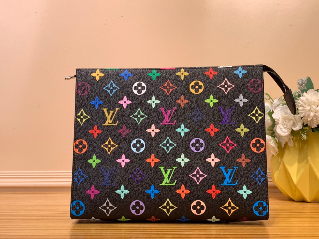 NO:551339,Top original order [large size cosmetic bag] m13746 black color (tricolor - Takashi Murakami) Monogram Ms canvas cosmetic case, spacious interior, crotch-style design on both sides, easy to access items, can easily put it into the handbag. Monogram canvas gold metal zipper closure washable lining Dimensions 25.0 x 20.0 x 5.5 cm 2913540,, cosmetic bags &  cases,cosmetic bags & cases19860909顶级原单【化妆包大号】m13746 黑彩（三彩-村上隆） Monogram Ms帆布化妆盒,内部空间宽敞,两侧采用接裆式设计,方便取放物品,可将它轻而易举地放进手袋中.Monogram帆布金色金属拉链开合可水洗内衬 尺寸25.0 x 20.0 x 5.5 cm 2913540,,cosmetic bags & cases,cosmetic bags & cases,Bag