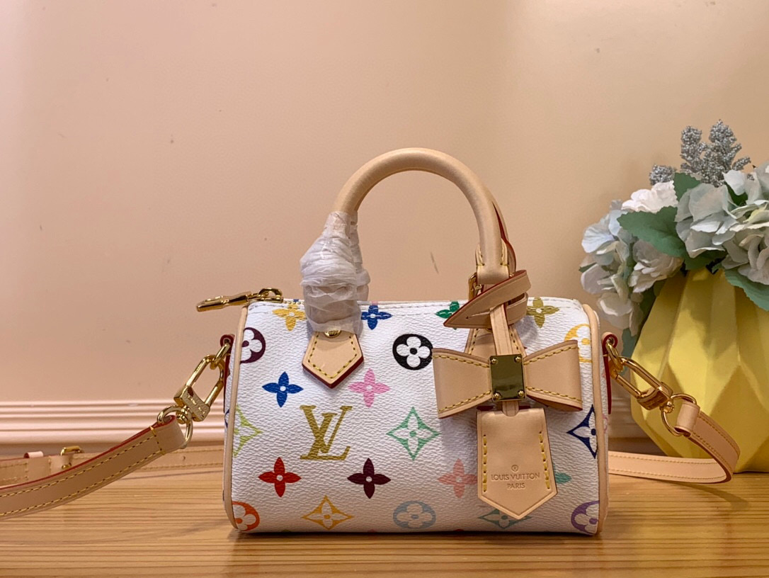 NO:620139,Top original order [NANO SEEDY handbag] M13391 white color m13406 black color (three colors - Takashi Murakami) The Nano Seedy handbag made of the classic modified Monogram Hl canvas exudes the ultimate femininity and is an ideal choice for carrying daily necessities. This handbag is a perfect mini version of the original Seedy handbag, with exquisite stitching, extremely lightweight, adjustable and detachable shoulder straps Size 16.0 x  11.0 x 9.0 cm.5015560,19860909顶级原单【NANO SEEDY 手袋】M13391 白彩 m13406 黑彩（三彩-村上隆） 以经典改版的Monogram Hl帆布制成的Nano Seedy手袋,散发极致女人味,是您携带日常用品的理想之选.这款手袋是原型Seedy手袋的完美迷你版,缝线精致,轻盈无比,肩带可调节、可拆卸 尺寸 16.0 x 11.0 x 9.0 cm.5015560,,Bag