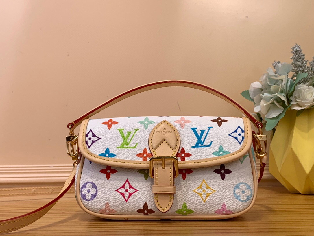 NO:619787,Top Original [Nano Diane Baguette Handbag] M14194 White (White Color - Takashi Murakami) The Nano Diane in two-tone Monogram Emreinte HL leather is a smaller version of the iconic Diane bag. This carefully crafted piece features all the key details of the original design, including the rounded flap, piped edges and belt-style magnetic closure. Its removable handle and removable adjustable shoulder strap provide different carrying options. Dimensions 19 x 10.5  x 6cm.4615055,19860909顶级原单【Nano Diane 法棍手袋】M14194 白色（白彩-村上隆） 双色Monogram Emreinte Hl皮革的Nano Diane是标志性Diane包的小型化版本.这件精心制作的作品具有原始设计的所有关键细节,包括圆形翻盖、管道边缘和皮带式磁性闭合.其可拆卸的手柄和可拆卸的可调节肩带提供了不同的携带选择. 尺寸 19 x 10.5 x 6厘米.4615055,,Bag