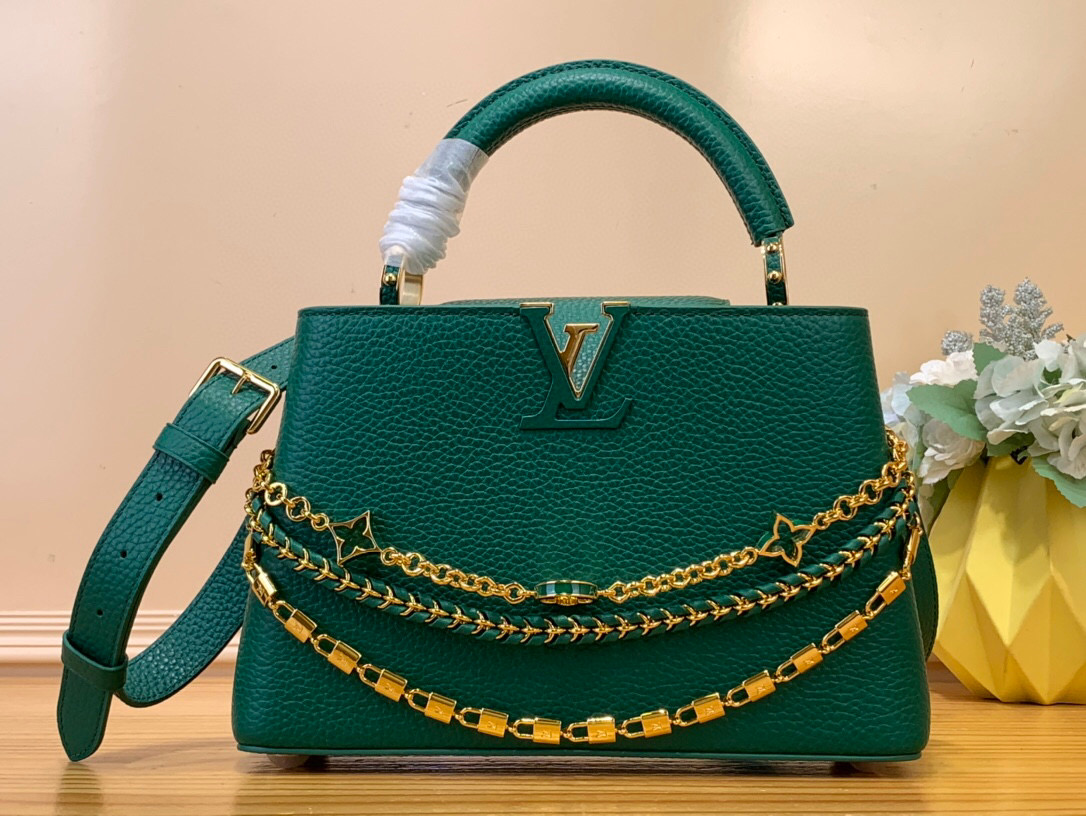 NO:619810,Top original order [CAUCINES BB handbag] m12345 black m12279 white m11906 green (flower chain) This Caucines BB Hl handbag is from the Trilogy series, using Taurillon leather and dazzling metal parts to convey its elegant style. The gorgeous chain is embellished with mini padlocks and enamel Monogram flowers. The flap can be externally or internally opened to open multiple pockets. The sophisticated design allows for a variety of carrying experiences.  Dimensions 17.3 x 9 x 27 cm.130121450,,cowhide19860909顶级原单【CAUCINES BB 手袋】 m12345 黑色 m12279 白色 m11906 绿色（花卉链条） 本款 Caucines BB Hl手袋出自 Trilogy 系列,以 Taurillon 牛皮革和耀目金属件传递典雅风范.华美链条点缀迷你挂锁和珐琅 Monogram 花卉,可外置或内收的翻盖开启多重口袋,考究设计实现多种背携体验. 尺寸17.3 x 9 x 27 厘米.130121450,,cowhide,Bag