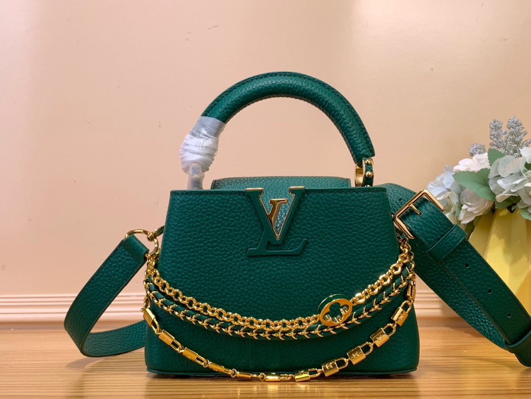 NO:619812,Top original order [CAUCINES BB handbag] m12345 black m12279 white m11906 green (flower chain) This Caucines BB Hl handbag is from the Trilogy series, using Taurillon leather and dazzling metal parts to convey its elegant style. The gorgeous chain is embellished with mini padlocks and enamel Monogram flowers. The flap can be externally or internally opened to open multiple pockets. The sophisticated design allows for a variety of carrying experiences.  Dimensions 21x 13.6 x 8 cm.120121350,,cowhide19860909顶级原单【CAUCINES BB 手袋】 m12345 黑色 m12279 白色 m11906 绿色（花卉链条） 本款 Caucines BB Hl手袋出自 Trilogy 系列,以 Taurillon 牛皮革和耀目金属件传递典雅风范.华美链条点缀迷你挂锁和珐琅 Monogram 花卉,可外置或内收的翻盖开启多重口袋,考究设计实现多种背携体验. 尺寸 21x 13.6 x 8 厘米.120121350,,cowhide,Bag