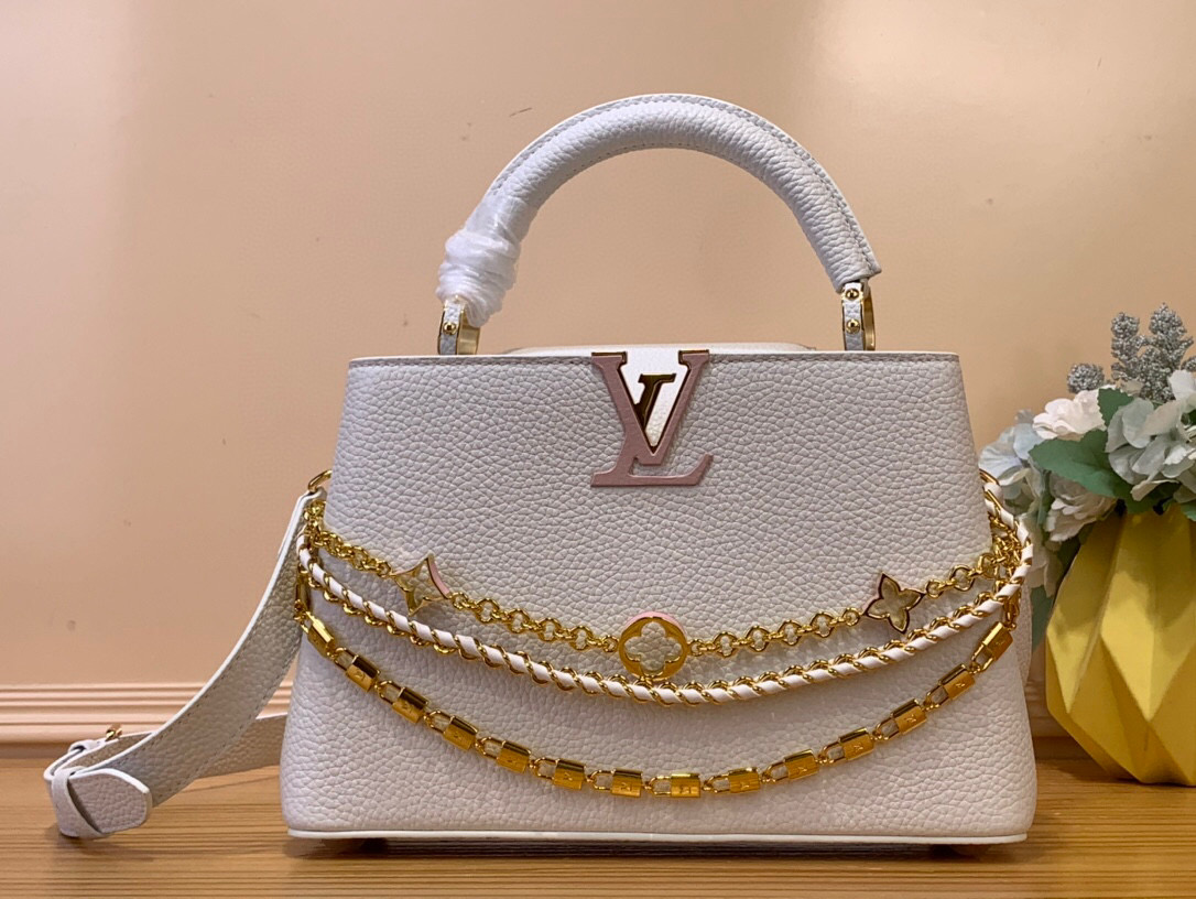 NO:619814,Top original order [CAUCINES BB handbag] m12345 black m12279 white m11906 green (flower chain) This Caucines BB Hl handbag is from the Trilogy series, using Taurillon leather and dazzling metal parts to convey its elegant style. The gorgeous chain is embellished with mini padlocks and enamel Monogram flowers. The flap can be externally or internally opened to open multiple pockets. The sophisticated design allows for a variety of carrying experiences.  Dimensions 17.3 x 9 x 27 cm 130121450,,cowhide19860909顶级原单【CAUCINES BB 手袋】 m12345 黑色 m12279 白色 m11906 绿色（花卉链条） 本款 Caucines BB Hl手袋出自 Trilogy 系列,以 Taurillon 牛皮革和耀目金属件传递典雅风范.华美链条点缀迷你挂锁和珐琅 Monogram 花卉,可外置或内收的翻盖开启多重口袋,考究设计实现多种背携体验. 尺寸17.3 x 9 x 27 厘米 130121450,,cowhide,Bag