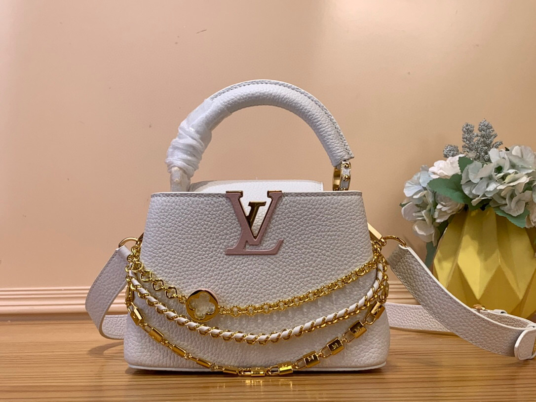 NO:619816,Top original order [CAUCINES BB handbag] m12345 black m12279 white m11906 green (flower chain) This Caucines BB Hl handbag is from the Trilogy series, using Taurillon leather and dazzling metal parts to convey its elegant style. The gorgeous chain is embellished with mini padlocks and enamel Monogram flowers. The flap can be externally or internally opened to open multiple pockets. The sophisticated design allows for a variety of carrying experiences.  Dimensions 21x 13.6 x 8 cm.120121350,,cowhide19860909顶级原单【CAUCINES BB 手袋】 m12345 黑色 m12279 白色 m11906 绿色（花卉链条） 本款 Caucines BB Hl手袋出自 Trilogy 系列,以 Taurillon 牛皮革和耀目金属件传递典雅风范.华美链条点缀迷你挂锁和珐琅 Monogram 花卉,可外置或内收的翻盖开启多重口袋,考究设计实现多种背携体验. 尺寸 21x 13.6 x 8 厘米.120121350,,cowhide,Bag