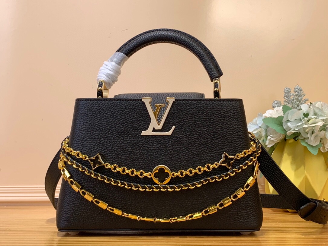 NO:619806,Top original order [CAUCINES BB handbag] m12345 black m12279 white m11906 green (flower chain) This Caucines BB Hl handbag is from the Trilogy series, using Taurillon leather and dazzling metal parts to convey its elegant style. The gorgeous chain is embellished with mini padlocks and enamel Monogram flowers. The flap can be externally or internally opened to open multiple pockets. The sophisticated design allows for a variety of carrying experiences.  Dimensions 17.3 x 9 x 27 cm.130121450,,cowhide19860909顶级原单【CAUCINES BB 手袋】 m12345 黑色 m12279 白色 m11906 绿色（花卉链条） 本款 Caucines BB Hl手袋出自 Trilogy 系列,以 Taurillon 牛皮革和耀目金属件传递典雅风范.华美链条点缀迷你挂锁和珐琅 Monogram 花卉,可外置或内收的翻盖开启多重口袋,考究设计实现多种背携体验. 尺寸17.3 x 9 x 27 厘米.130121450,,cowhide,Bag