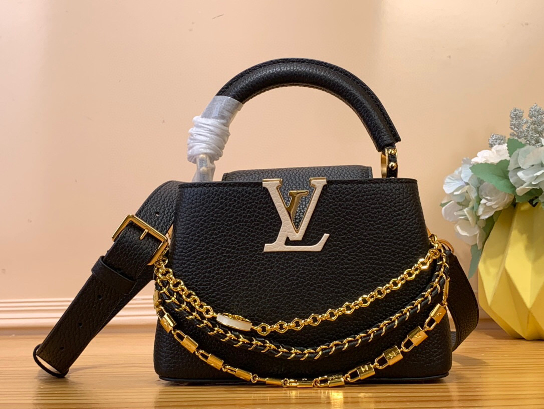 NO:619808,Top original order [CAUCINES BB handbag] m12345 black m12279 white m11906 green (flower chain) This Caucines BB HL handbag is from the Trilogy series, using Taurillon leather and dazzling metal parts to convey its elegant style. The gorgeous chain is embellished with mini padlocks and enamel Monogram flowers. The flap can be externally or internally opened to open multiple pockets. The sophisticated design allows for a variety of carrying experiences.  Dimensions 21x 13.6 x 8 cm.120121350,,cowhide19860909顶级原单【CAUCINES BB 手袋】 m12345 黑色 m12279 白色 m11906 绿色（花卉链条） 本款 Caucines BB HL手袋出自 Trilogy 系列,以 Taurillon 牛皮革和耀目金属件传递典雅风范.华美链条点缀迷你挂锁和珐琅 Monogram 花卉,可外置或内收的翻盖开启多重口袋,考究设计实现多种背携体验. 尺寸 21x 13.6 x 8 厘米.120121350,,cowhide,Bag