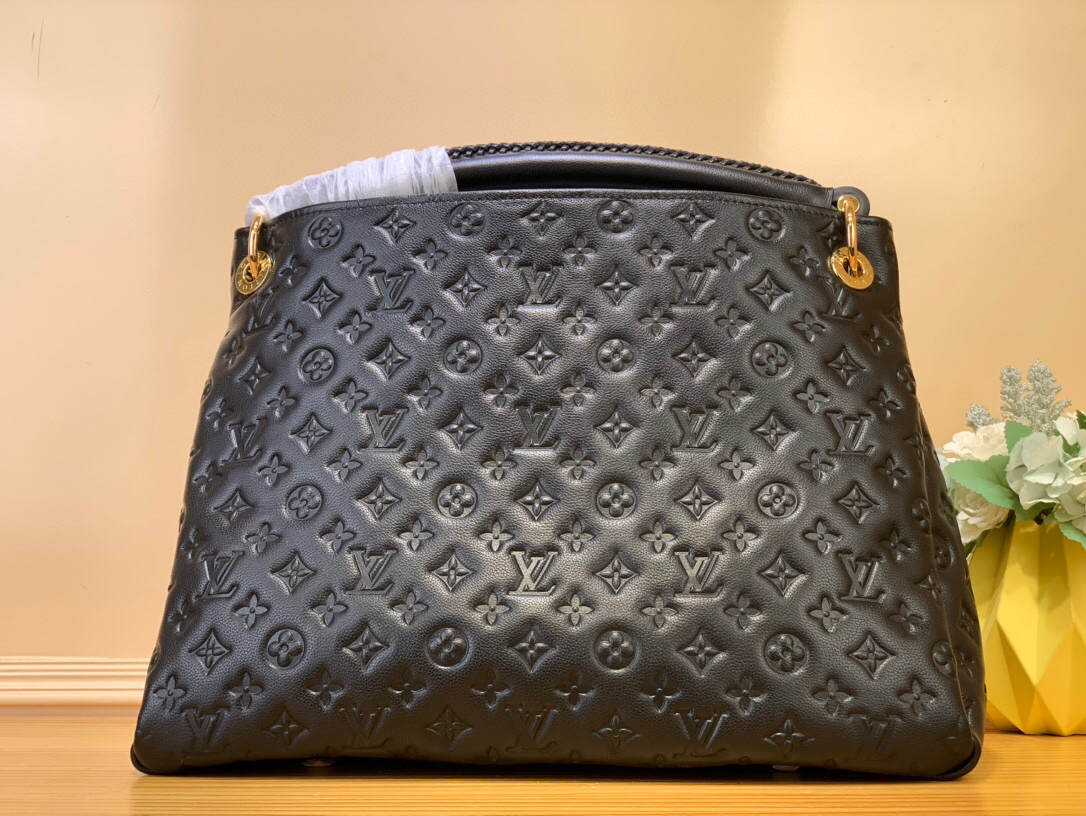 NO:619790,Top original order [ARTSY medium handbag] M41066 black (embossed) classic hot style. Made of luxurious Monogram Emreinte Ys embossed leather, the beautiful handles and gorgeous golden brass accessories add to the high-end quality. Dimensions 47.0x 32.0x 22.0 cm!  951981000,19860909顶级原单【ARTSY 中号手袋】M41066 黑色（压花） 经典爆款 以奢华的Monogram Emreinte Ys 压纹皮革制成,美观的手柄和华丽的金色黄铜配件更显高档品质. 尺寸47.0x 32.0x 22.0 cm！ 951981000,,Bag