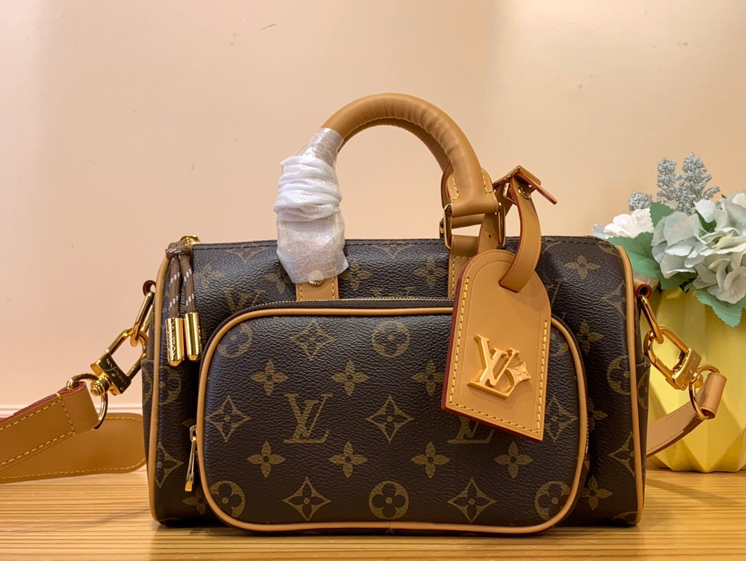 NO:619846,Top original order [KEEALL BANDOULIRE 25 Handbag] m12627 Presbyopia/Presbyopia (Color Blocking) This Keeall Bandoulière 25 Hx handbag is made of grain leather with suede details and distressed metal parts. The Monogram canvas outer bag is opened with a cord zipper puller, making it easy to access and place your belongings. The detachable and adjustable leather shoulder strap provides a comfortable shoulder carrying experience. Size 15 x 11 x 25  cm 6818085,19860909顶级原单【KEEALL BANDOULIRE 25 手袋】 m12627 老花/老花（拼色） 本款 Keeall Bandoulière 25 Hx手袋为粒面皮革融入绒面细节和做旧效果金属件,以线绳拉链头开启 Monogram 帆布外袋,令随身物品实现便捷取放.可拆卸并调节的皮革肩带提供舒适肩背体验. 尺寸15 x 11 x 25 厘米 6818085,,Bag