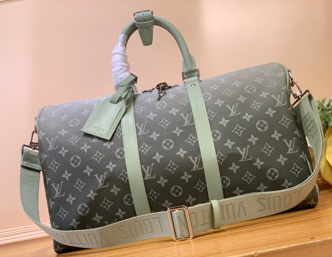 NO:619796,Top original item [Sac Keeall Bandoulière 45] M41418 11718 Gradient Green Flower (Distressed Version) This Keeall shoulder bag 45 is made of Monogram Hr gradient canvas, and its Monogram print gradually fades, which is surprising. Classic lines, side stripes and iconic rolled leather upper handles bring elegance to this style. The adjustable and detachable wide shoulder strap can be hung on the shoulder or crossed.  Size 27x20x45 cm 6217975,,shoulder bags19860909顶级原单【Sac Keeall Bandoulière 45】M41418 11718 渐变绿花 (做旧版) 这款Keeall单肩包45由Monogram Hr渐变帆布制成,其Monogram印花逐渐褪色,令人惊讶.经典的线条、侧条纹和标志性的卷起皮革上手柄为这款款式带来了优雅.可调节和可拆卸的宽肩带可以挂在肩上或交叉. 尺寸27x20x45厘米 6217975,,shoulder bags,Bag