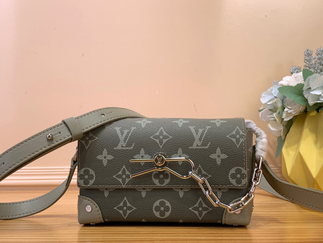 NO:619776,Top original item [STEAMER mini handbag] m11543 Gradient green flower This Steamer Gx mini handbag is made of Monogram Gradient coated canvas with a gradient effect, and the pin and chain elements are used to pay tribute to the original Steamer handbag. The reinforced corners and rivets recall the brand's hard box design, and the adjustable shoulder strap provides shoulder and crossbody options. Dimensions 11 x 6.5 x 18 cm. 4715055,19860909顶级原单【STEAMER 迷你手袋】 m11543 渐变绿花 本款 Steamer Gx迷你手袋以 Monogram Gradient 涂层帆布呈现渐变效果,借饰针和链条元素致意原版 Steamer 手袋.加固包角和铆钉回溯品牌硬箱设计,可调节肩带提供肩背和斜挎选择. 尺寸11 x 6.5 x 18 厘米.4715055,,Bag