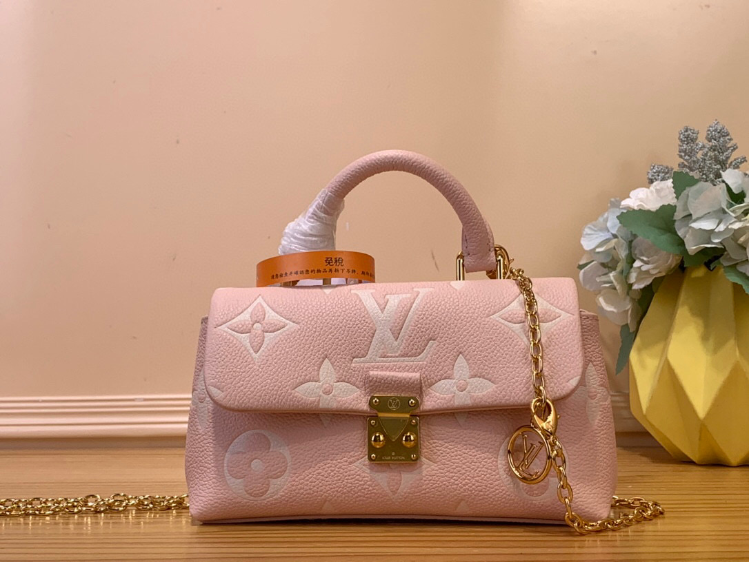 NO:620106,The top original item [NANO MADELEINE handbag] M12144 milkshake powder (embossed) chain M12145 Nano Madeleine Ys handbag joins the LV Ski series with a bright style. The Monogram Emreinte leather is dip-dyed with elegant new colors and equipped with a classic S-lock buckle. The metal chain decorated with imitation crystals can be used to freely convert cross-body, shoulder or hand-held styles. Size 21 × 12.5 ×  6cm.6817075,,louis vuitton19860909顶级原单【NANO MADELEINE 手袋】M12144 奶昔粉（压花）链条 M12145 Nano Madeleine Ys手袋以晶亮风采加入LV Ski 系列,为MonogramEmreinte 皮革浸染雅致新色,搭配经典 S-lock 锁扣.巧用点缀仿水晶装饰的金属链条,自如转换斜挎、肩背或手提方式. 尺寸21× 12.5 × 6厘米.6817075,,louis vuitton,Bag