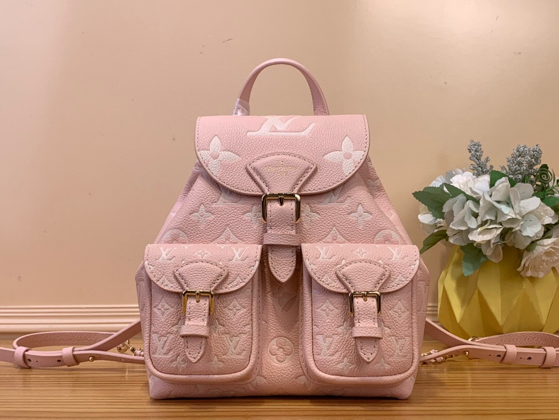 NO:620094,Top original item [BACKU Backpack] m12987 Milkshake Pink / Silk Screen This Backu Ys backpack reinterprets the fresh tones of the LV Milky Way series with soft touches, using Monogram Emreinte leather with elegant metal hardware. Multiple pockets are designed to easily store large wallets and travel needs. Size 22 x 14 x 20 cm 8619095,, louis vuitton19860909顶级原单【BACKU 双肩包】 m12987 奶昔粉 /丝印 本款 Backu Ys双肩包以柔美笔触重绎 LV Milky Way 系列的清新色调,为 Monogram Emreinte 皮革搭配雅致金属件.多重口袋设计轻松收纳大号钱夹和出行所需. 尺寸22 x 14 x 20 厘米 8619095,,louis vuitton,Bag