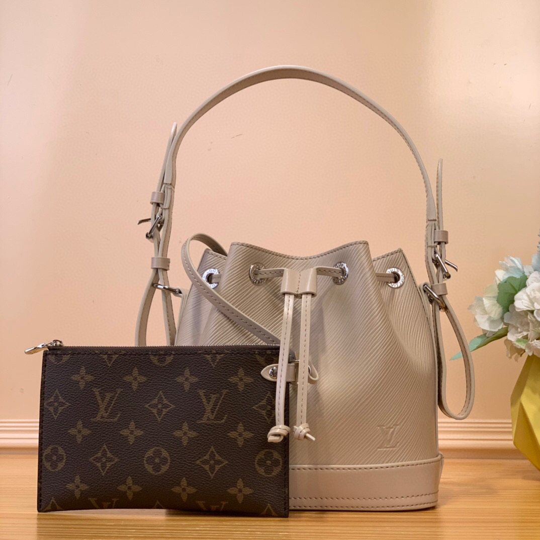 NO:619813,Top original item [Noé BB handbag] m24675 red m12603 green m12848 white m12847 black (water ripple) This Noé BB St bucket bag is part of the nautical collection and is made of soft Ei calfskin with an embossed wave pattern. Ei leather is both durable and stylish, paired with smooth cowhide around the base and on the removable shoulder strap. There is a removable bag inside.  Size 20-15-20 cm 7518085,,cowhide19860909顶级原单【Noé BB手袋】 m24675 红色 m12603 绿色 m12848 白色 m12847 黑色（水波纹） 这款Noé BB St水桶包是航海系列的一部分,由柔软的Ei小牛皮制成,带有浮雕波浪图案.Ei皮革既耐用又时尚,在底座周围和可拆卸肩带上与光滑的牛皮搭配.内部有一个可拆卸的袋子. 尺寸20-15-20厘米 7518085,,cowhide,Bag