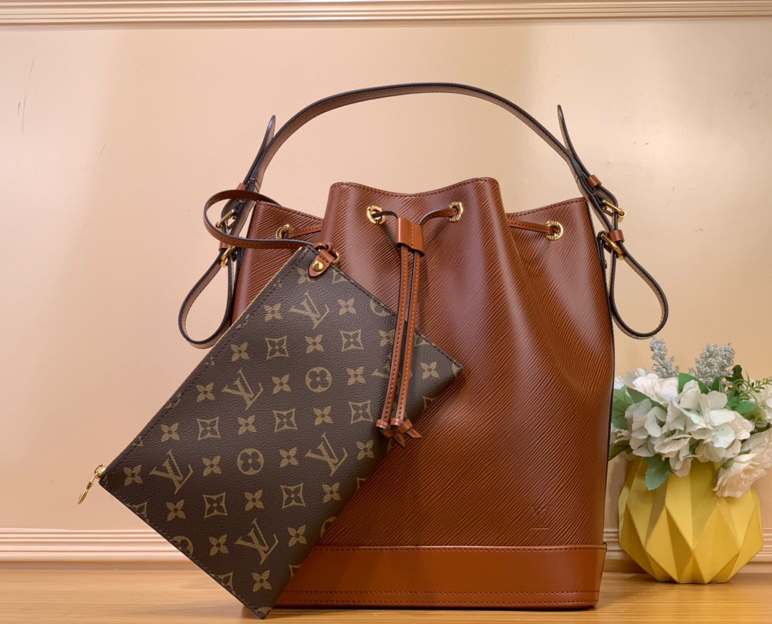 NO:619811,Top original item [Noé MM handbag] m24932 blue m12604 brown (water ripple) This Noé MM St bucket bag is part of the nautical collection and is made of soft Ei calfskin, reworked to achieve the sensory properties of the Noé vintage version. Here, the Ei leather is calfskin that will become smooth over time while maintaining its original beauty. There is a removable bag inside to protect valuables.  Size 33-20-27 cm 7818095,,cowhide19860909顶级原单【Noé MM 手袋】 m24932 蓝色 m12604 棕色（水波纹） 这款Noé MM St水桶包是航海系列的一部分,由柔软的Ei小牛皮制成,重新加工,以实现Noé复古版的感官特性.在这里,Ei皮革是小牛皮,随着时间的推移,它会变光滑,同时保持其原始的美感.里面有一个可拆卸的袋子,可以保护贵重物品. 尺寸33-20-27 厘米 7818095,,cowhide,Bag