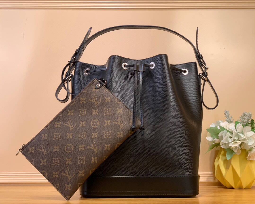 NO:619809,Top original item [Noé MM handbag] m24932 blue m12604 brown (water ripple) This Noé MM St bucket bag is part of the nautical collection and is made of soft Ei calfskin, reworked to achieve the sensory properties of the Noé vintage version. Here, the Ei leather is calfskin that will become smooth over time while maintaining its original beauty. There is a removable bag inside to protect valuables.  Size 33-20-27 cm 7818590,,cowhide19860909顶级原单【Noé MM 手袋】 m24932 蓝色 m12604 棕色（水波纹） 这款Noé MM St水桶包是航海系列的一部分,由柔软的Ei小牛皮制成,重新加工,以实现Noé复古版的感官特性.在这里,Ei皮革是小牛皮,随着时间的推移,它会变光滑,同时保持其原始的美感.里面有一个可拆卸的袋子,可以保护贵重物品. 尺寸33-20-27 厘米 7818590,,cowhide,Bag