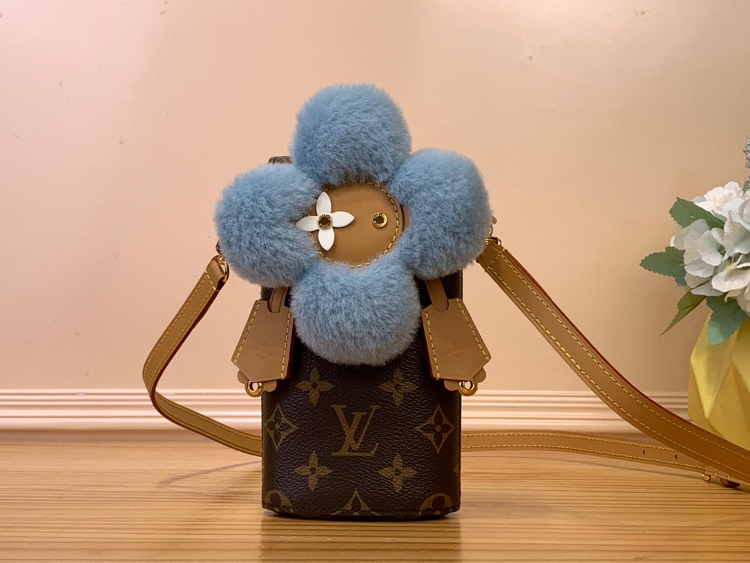 NO:619817,Top original order [VIVIENNE mobile phone bag] m12269 presbyopia/blue (Christmas) Vivienne Sj mobile phone bag is from the Snow Show series, made of iconic Monogram canvas and eye-catching shearling trim, making it a collectible choice. The microfiber lining can prevent the phone from scratches, making it a great gift during the holiday season. Dimensions 17.5 x 4.5 x 10 cm 5516065,19860909顶级原单【VIVIENNE 手机包】 m12269 老花/蓝色（圣诞） Vivienne Sj手机包出自 Snow Show 系列,以标志性 Monogram 帆布和瞩目羊毛皮饰边成就收藏之选.微纤维内衬可防止手机刮擦,为节日季提供馈赠佳礼. 尺寸17.5 x 4.5 x 10 厘米 5516065,,Bag