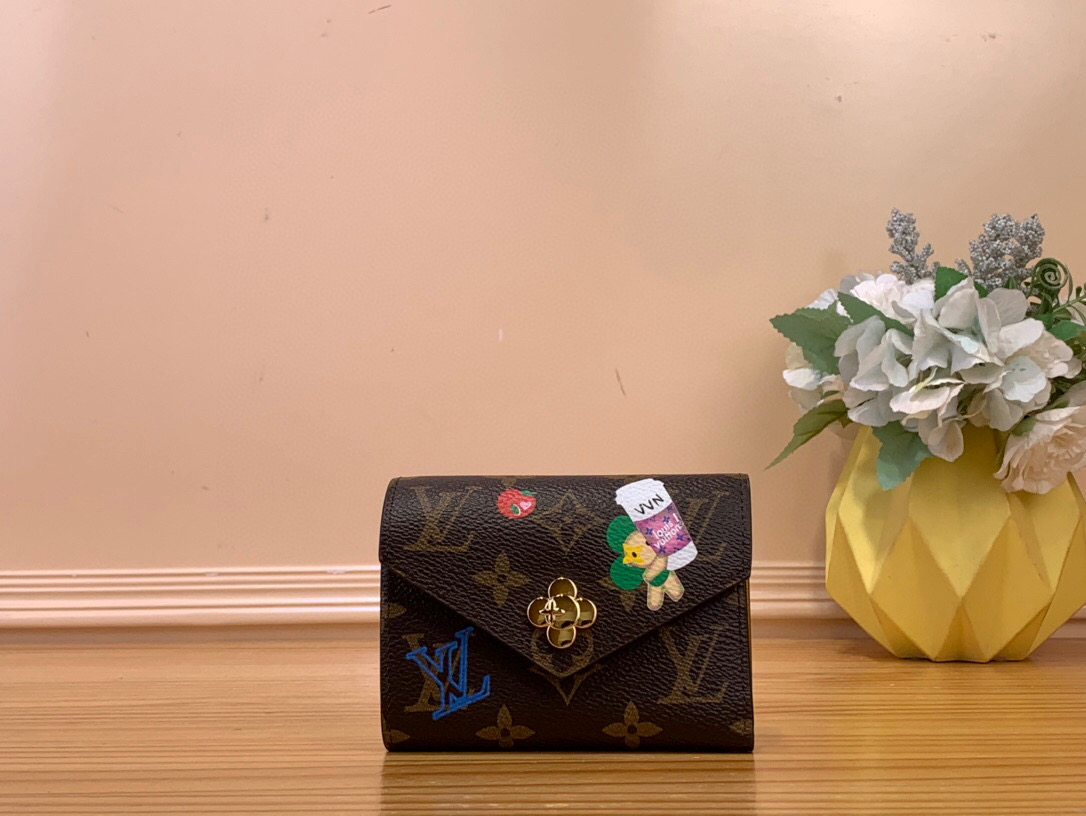 NO:619818,Top original order [Victorine wallet] M41938 12961 presbyopia/yellow (silk screen-Christmas) This Victorine  The Ms Wallet is a true collector's item, from the exclusive 57th Street New York collection, starring the House's iconic mascot Vivienne. It is made from iconic Monogram coated canvas and is embellished with playful patterns that capture the vibrant lifestyle of the Big Apple. The compact design provides smart organization and includes a zippered pocket for change and six card slots. Dimensions 12 x 9.5 x 2.5 cm 2713035,,wallets19860909顶级原单【 Victorine钱包】M41938 12961 老花/黄色 (丝印-圣诞) 这款Victorine Ms钱包是真正的收藏品,来自纽约第57街独家系列,由House的标志性吉祥物Vivienne主演.它由标志性的Monogram涂层帆布制成,点缀着俏皮的图案,捕捉到了大苹果充满活力的生活方式.紧凑的设计提供了智能组织,包括一个用于零钱的拉链口袋和六个卡槽. 尺寸 12 x 9.5 x 2.5厘米 2713035,,wallets,Bag