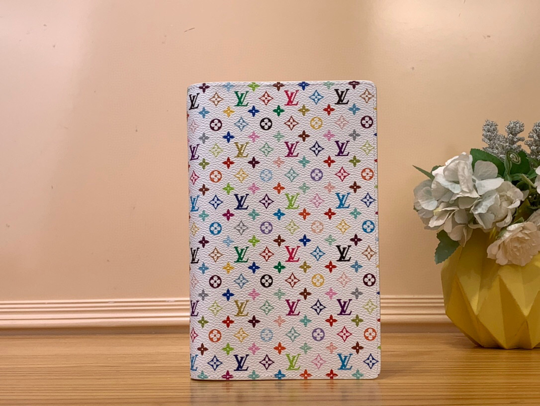 NO:551357,Top original order [[LV x TM EMILY medium notepad cover] GI1299 white color (three colors-Takashi Murakami) This Emily Ms notepad cover is from the Louis Vuitton  Notepad, an elegant choice that will accompany you for a long time. Size 22.5 x 2 x 14 cm 2213035,,louis vuitton,louis vuitton19860909顶级原单【【LV x TM EMILY 中号记事本封套】GI1299 白彩（三彩-村上隆） 本款 Emily Ms记事本封套出自路易威登 x 村上隆合作系列,以 Monogram Multicolor 帆布妙趣重绎品牌经典元素.素雅背景铺陈村上隆美学风格缤纷印花,内侧皮革翻盖和可替换设计再添匠心细节.可搭配 Jane 记事本,成就陪伴悠长岁月的雅致之选. 尺寸22.5 x 2 x 14 厘米 2213035,,louis vuitton,louis vuitton,Bag