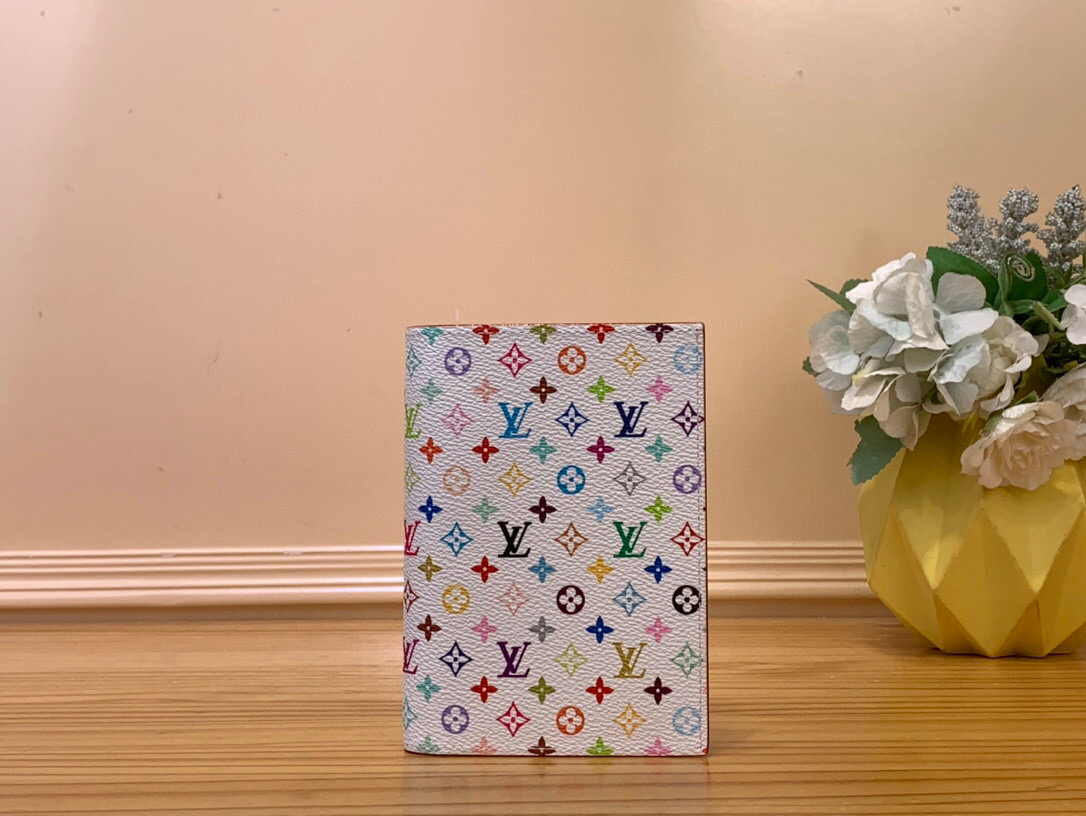 NO:551343,Top original item [LV x TM passport case] m13414 black color m14178 white color (three colors - Takashi Murakami) This passport case is lined with coated canvas and cow leather, and the Monogram Ms pattern is refreshed with the rainbow tones of artist Takashi Murakami, which expresses the smart style of the Louis Vuitton x Murakami collaboration series. The card compartment and multiple pockets add functional details. Size 14 x 2.5 x  10 cm181,,louis vuitton,louis vuitton,cowhide19860909顶级原单【LV x TM 护照套】 m13414 黑彩 m14178 白彩（三彩-村上隆） 本款护照套选用涂层帆布和牛皮革内衬,以艺术家村上隆笔下的彩虹色调焕新 Monogram Ms图案,娓娓道出路易威登 x 村上隆合作系列的灵动格调.卡片夹层和多重口袋再添功能细节. 尺寸14 x 2.5 x 10 厘米181,,louis vuitton,louis vuitton,cowhide,Bag