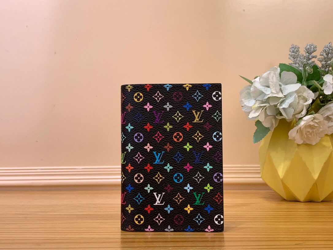NO:551340,Top original item [LV x TM passport case] m13414 black color m14178 white color (three colors - Takashi Murakami) This passport case is lined with coated canvas and cow leather, and the Monogram Ms pattern is refreshed with the rainbow tones of artist Takashi Murakami, which expresses the smart style of the Louis Vuitton x Murakami collaboration series. The card compartment and multiple pockets add functional details. Size 14 x 2.5 x  10 cm1812025,,louis vuitton,louis vuitton,cowhide19860909顶级原单【LV x TM 护照套】 m13414 黑彩 m14178 白彩（三彩-村上隆） 本款护照套选用涂层帆布和牛皮革内衬,以艺术家村上隆笔下的彩虹色调焕新 Monogram Ms图案,娓娓道出路易威登 x 村上隆合作系列的灵动格调.卡片夹层和多重口袋再添功能细节. 尺寸14 x 2.5 x 10 厘米1812025,,louis vuitton,louis vuitton,cowhide,Bag