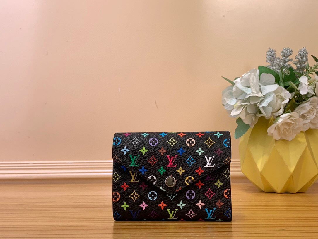 NO:551346,Top original single [LV x TM Victorine Wallet] m14163 black color (three colors-Takashi Murakami) small Victorine  The Ms wallet is elevated with a re-edition of the vibrant multi-color Monogram pattern from the Louis Vuitton  vuitton,louis vuitton,wallets,cowhide19860909顶级原单【LV x TM Victorine Wallet】 m14163 黑彩（三彩-村上隆） 小巧的Victorine Ms钱包以重新版的路易威登x村上系列的充满活力的多色Monogram图案进行了提升,该图案用日本艺术家的彩虹色调刷新了该屋的标志性签名.它由涂层帆布制成,带有精致的牛皮衬里和银色五金.拉链口袋可以存放硬币,而内部则有多个隔间,可以存放钞票和卡片. 尺寸12 x 9.5 x 2.5厘米 1912025,,louis vuitton,louis vuitton,wallets,cowhide,Bag