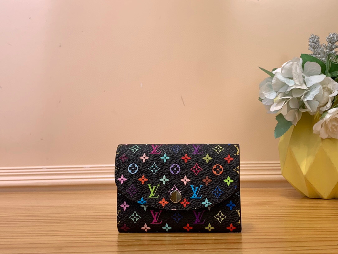 NO:551355,Top Original [LV x TM Rosalie Coin urse] m13399 White Color (Three Colors - Takashi Murakami) The Rosalie Ms Coin Purse is an elegant everyday essential with a compact design that features a rounded front secured with a gold snap closure. Part of the re-edition Louis Vuitton x Murakami collection, it is made from Monogram coated canvas inspired by the Japanese artist's signature style. The inside features a zippered coin pocket decorated with coordinating colorful monogram pulls. Size 11  x 8 x 2.5 cm 171,,louis vuitton,louis vuitton,wallets19860909顶级原单【LV x TM Rosalie Coin urse】 m13399 白彩（三彩-村上隆） Rosalie Ms零钱包是一款优雅的日常必需品,设计紧凑,其特点是圆形前襟,并用金色卡扣扣固定.作为路易威登x村上系列重版的一部分,它由Monogram涂层帆布制成,灵感来自日本艺术家的标志性风格.内侧配有一个拉链硬币口袋,饰有协调的彩色字母组合拉手. 尺寸11 x 8 x 2.5厘米 171,,louis vuitton,louis vuitton,wallets,Bag